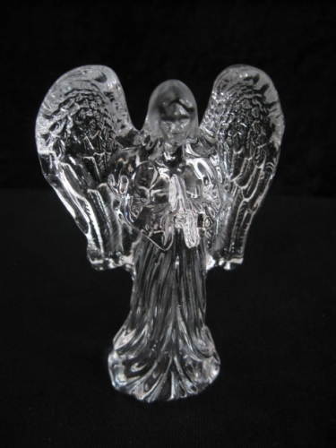 Kristallen beeld engel biddend wit kleur