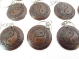 Polystone yin yang sleutelhanger set van 12 bruin