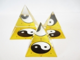 Kristallen piramide ying yang geel 5x5