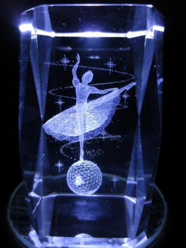 3d laserblok met Ballerina op wereldbol
