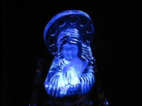 Kristallen beeld Maria biddend